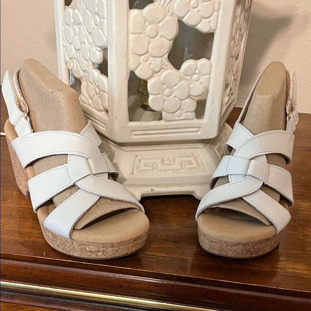 NWT Clarks Women’s leather sandals